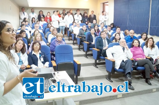 Doctora María Alejandra Muñoz exponiendo sobre los nuevos cambios y avances del Programa del Alivio de Dolor y Cuidados Paliativos.