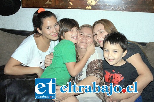 LA REINA DE LA CASA.- Ellos son Ana, María Ignacia y Felipe Esquerro, todos ellos regaloneando a su madre y abuela, después de esta experiencia.