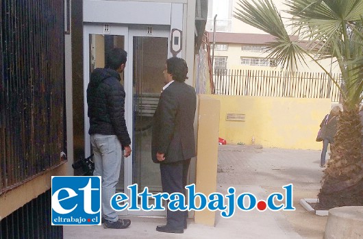 En el acceso principal al ascensor se realizó un radier para nivelar el piso y facilitar el desplazamiento de personas de la tercera edad y con movilidad reducida.