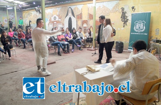 La obra, presentada la semana pasada y titulada ‘El Cielo’, trata de las personas que fallecen y llegan al cielo, donde son esperadas por San Pedro y su ayudante, con quienes sostienen sabrosos diálogos.