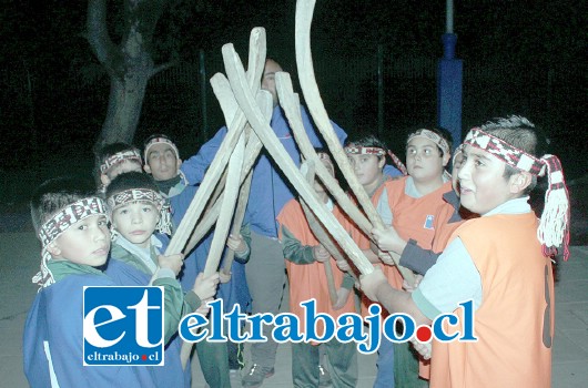 A JUGAR PALÍN.- El juego Palín, de origen mapuche, también fue representado en uno de los bailes de los niños de esta escuela.