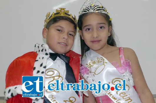 SUS MAJESTADES.- Ellos son Angelina Sánchez y Benjamín Contador, Alianza Amarilla, los nuevos reyecitos de la Escuela Heriberto Bermúdez, de El Algarrobal.