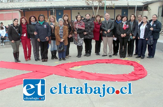 CANDLELIGHT 2016.- Autoridades comunales y de Salud participaron en este acto conmemorativo por las víctimas del Sida a nivel mundial.