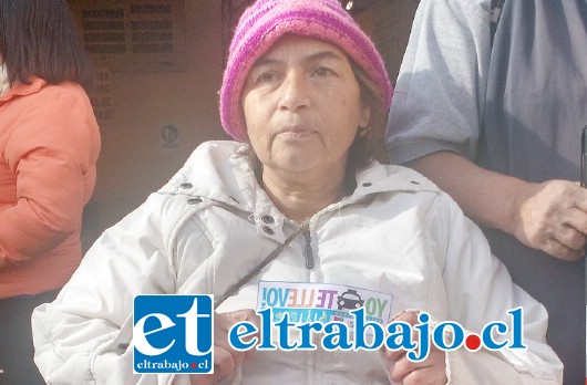 La Señora María Concha Fuentealba, vecina sanfelipeña a quien se le hace indispensable trasladarse en colectivos portando su silla de ruedas.