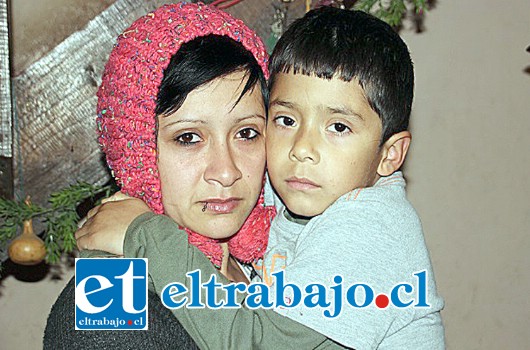 La joven madre Catalina Ayala y su pequeño hijo fueron víctimas de los perros que pululan por la plaza de Putaendo.