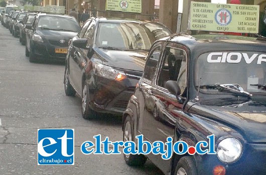 Alrededor de 500 taxis y colectivos atravesaron San Felipe en Caravana y tal como lo habían anunciado, extendieron hasta las 14 horas la paralización del servicio