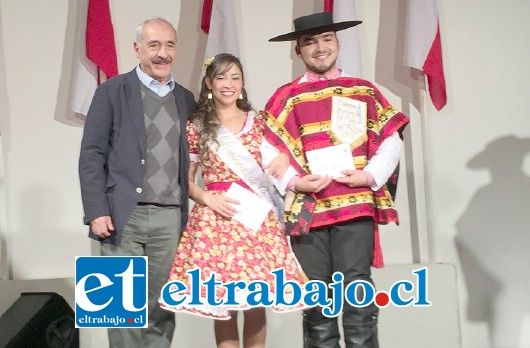 Diego Martínez y Alejandra López, ganadores del primer lugar en el torneo provincial de cueca realizado el domingo en el Teatro Municipal.