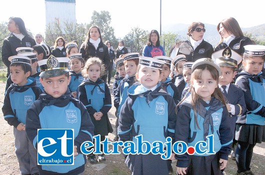 LOS ANFITRIONES.- Aquí tenemos a los estudiantes de la escuela 21 de Mayo, quienes ese día estrenaron uniformes nuevos.