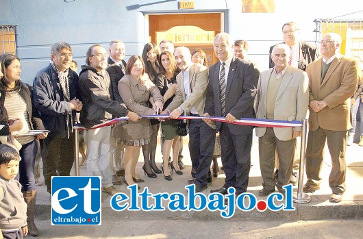 Autoridades presentes en la inauguración de la 'Casa Azul'.