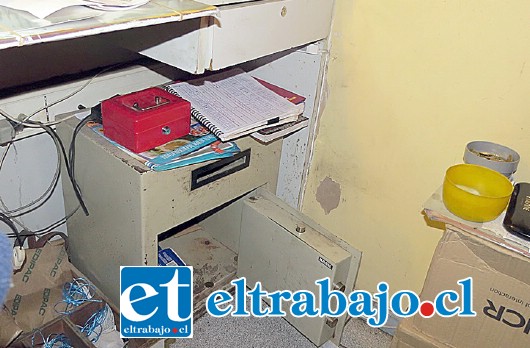 Agregó que cuando registraban la oficina hallaron la llave de la caja fuerte y fue así como pudieron abrirla.