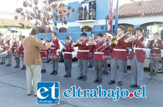 La Banda de Guerra del Colegio Alonso de Ercilla de San Felipe rindió honores a la PDI en el marco de su aniversario 83 en el frontis de la unidad policial de calle Freire.