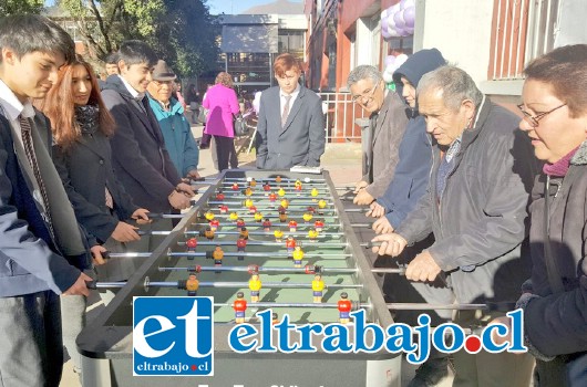 Una jornada cargada de risas y alegría, en la cual los alumnos y adultos mayores disfrutaron de un desayuno y actividades recreativas.