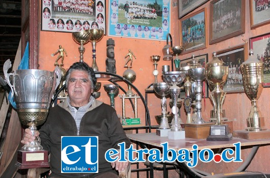 MUCHOS TRIUNFOS.- Acariciando las copas que con talento y coraje su club ganó en los torneos de la Liga Vecinal, las que don Omar Ferrada muestra orgulloso a Diario El Trabajo.