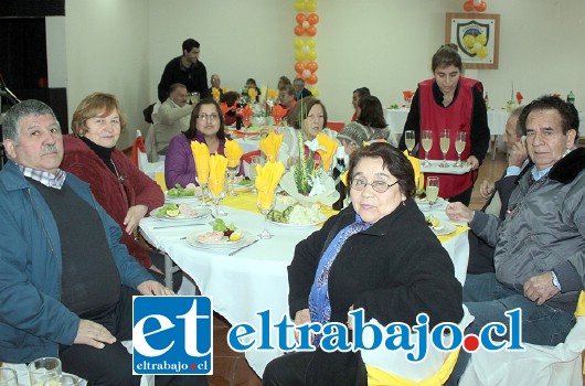 SON 17 AÑOS.- Ellas y ellos lo pasaron muy relajados en esta actividad de aniversario.