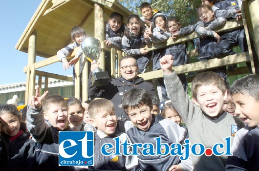 LOCURA POR NUESTRA COPA.- Así de expectantes están los niños de la Escuela José de San Martín de cara a la II Copa de Ajedrez Diario El Trabajo 2016, a realizarse el viernes 12 de agosto. Habrá más trofeos y medallas ese día.