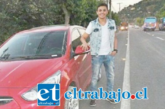 Diego Vera Pizarro, condenado, junto al auto en que causó el accidente.