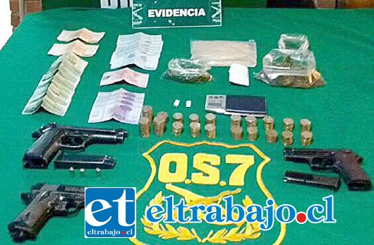 El procedimiento perpetrado por OS7 de Carabineros incautó desde el domicilio del ‘Guatón Alex’: Pasta base, marihuana, tres pistolas de fantasía y dinero en efectivo.