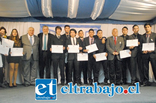 38 Alumnos del Liceo Polivalente Fernando Silva Castellón, recibieron sus certificados de título profesional en las carreras técnicas de: electricidad, construcciones metálicas y laboratorista químico.