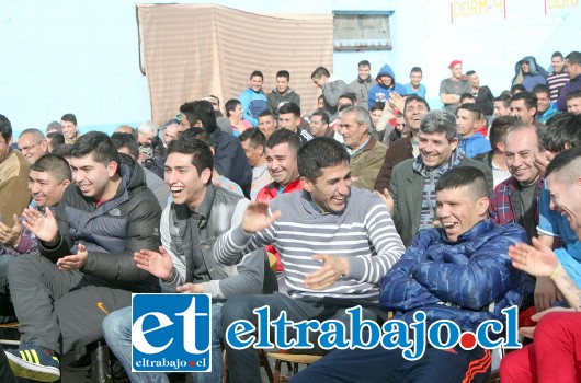 EN PRIMERA FILA.- Los privados de libertad no ocultaron su alegría y dieron rienda suelta a la locura y desahogo colectivo.