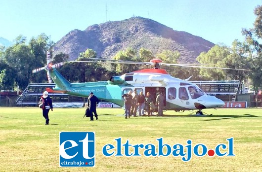 El traslado de los trabajadores fue realizado en un helicóptero de Carabineros.