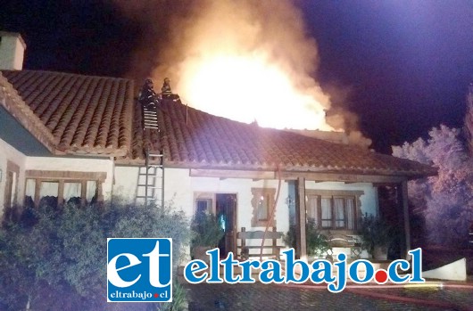 El incendio se declaró pasadas las 01:00 de la madrugada de ayer miércoles afectando a una vivienda ubicada en calle Autonomía de Santa María. (Foto: Emergencia Santa María).