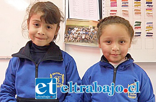 Javiera Zúñiga y Rebeca Morales de prekínder, son las primeras alumnas en recibir el obsequio.