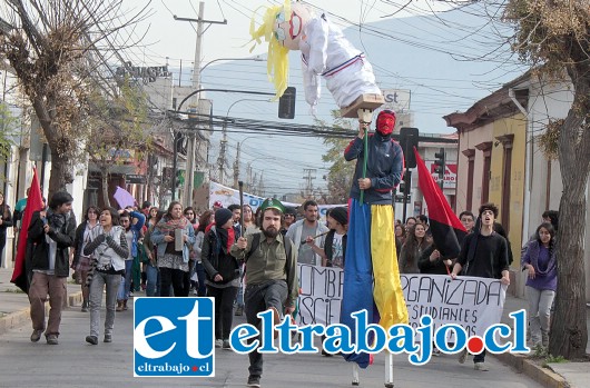 ¿POR QUÉ SERÁ?- Las marchas estudiantiles no se limitan sólo a nuestra comuna, es común en estos días ver en los medios nacionales distintos reportes sobre manifestaciones similares a lo largo de Chile.