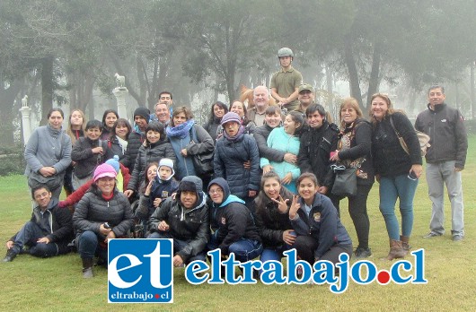 CABALLITO ATRÁS.- Aquí tenemos a los estudiantes de la Escuela de Educación Especial de Santa María en compañía de los uniformados a caballo.