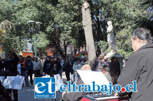 Orfeón Municipal en la esquina de Prat con Coimas animó la celebración del arribo de la época más fría del año.