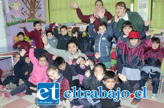 PEQUES ALEGRES.- Así de felices están estos pequeñitos de prebásica, pues este sábado les será entregado el nuevo patio pavimentado.