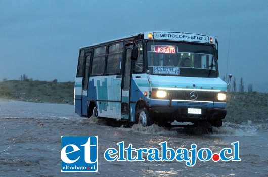 EN HORA BUENA.- Pese a la lluvia, la micro nunca dejó de estar en circulación, tal como lo muestran las cámaras de Diario El Trabajo.