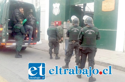 Personal de Gendarmería en las afueras de la Unidad Penal de San Felipe.