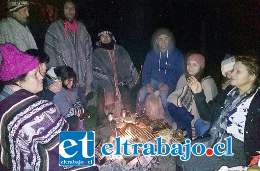 Al término del sagrado Mongenthún, organizado por la Agrupación Huillimapu Autónomo, todos los mapuches compartieron una rica cena, gracias al tradicional Mingako en que todos llegan con su aporte para hacer una gran comida de bienvenida a este Wëñoy Tripantü.