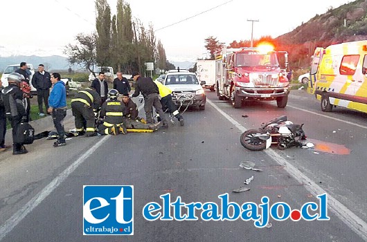 El accidente se produjo este viernes en la ruta 60 CH en el cruce ferroviario de El Escorial de Panquehue, asistiendo personal de Bomberos, Carabineros y el Samu. (Foto: Primera Compañía de Bomberos).