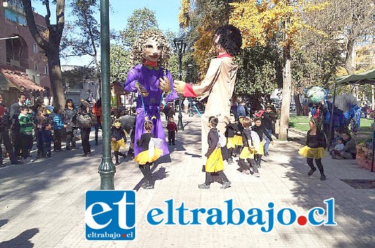 La feria tuvo bastante público y contó hasta con show de zancos. (Foto @laciudadtvd)