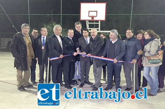 HABEMUS CANCHA.- Autoridades y vecinos de San Felipe, en pleno acto de corte de cinta.