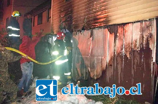 Bomberos debió trabajar casi una hora para controlar el siniestro y evitar la propagación a casas contiguas. (Foto gentileza 6ta Compañía de Río Blanco).