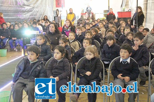 NIÑOS ESPECTANTES.- Los alumnos de primero básico pudieron disfrutar de la nueva sala de cine instala en su liceo, y además conocer informarse sobre la historia del séptimo arte.