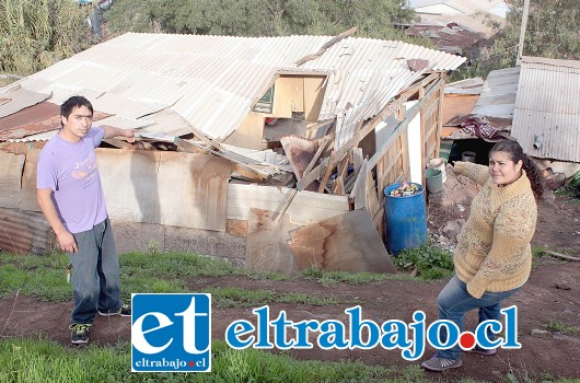 CASA DESTRUIDA.- Terecita (con c) Hidalgo y Marcelo Cisternas, vecinos de Camino La Copa, muestran a Diario El Trabajo los daños en esta humilde vivienda causados por la pesada llanta en su rodamiento.