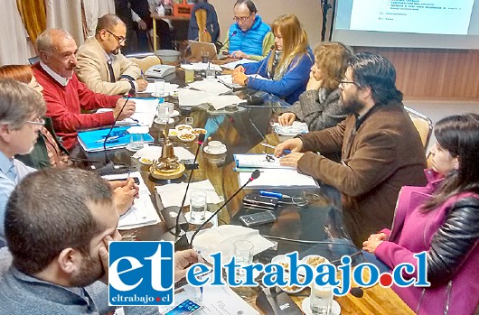 Dirigentes de la Confemuch realizaron una presentación en la sesión de Concejo Municipal de este martes, destacando el proceso realizado en San Felipe.