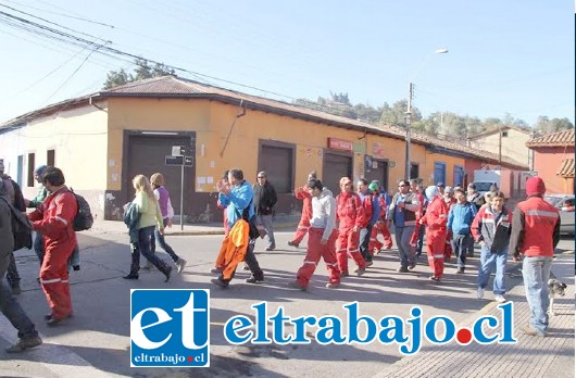 Trabajadores marchan exigiendo pagos por concepto de imposiciones, remuneraciones e indemnizaciones.