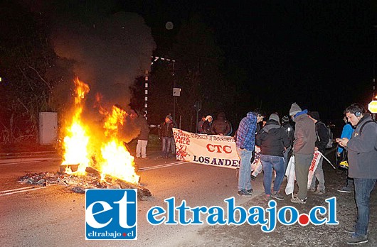 Por cuatro horas trabajadores levantaron barricadas y bloquearon la ruta internacional a la altura del sector El Sauce como parte del paro nacional convocado por la CUT.