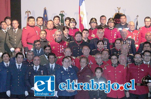 SIEMPRE BOMBEROS.- Ayer jueves en horas de la noche y en una solemne ceremonia en el teatro municipal, varios bomberos y funcionarios de Bomberos fueron premiados por sus aportes a la institución. Son 165 años de entrega desinteresada a nuestra sociedad los que han transcurrido desde 1851, cuando nació en Valparaíso.