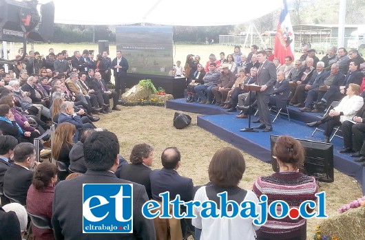 Aprovechando la visita que realizó la presidenta de la República Michelle Bachelet a la comuna de Calle Larga, para el día del campesino, el alcalde Luis Pradenas le manifestó a la mandataria hacer las gestiones necesarias para apurar la construcción del Centro de Salud Familiar.