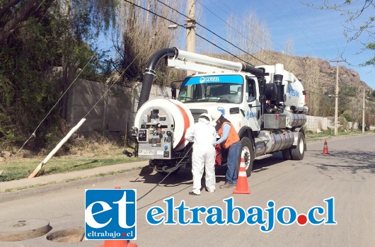 PERSONAL CALIFICADO Y CAMIÓN COMBINADO.- Existen cuadrillas y camiones especiales para efectuar desobstrucciones como acción correctiva, permitiendo responder ante emergencias ocasionadas por la presencia de elementos ajenos a la red.