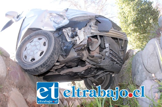 SIGUEN LOS ACCIDENTES.- Así quedó este vehículo luego que aparentemente su conductor no respetara el disco Pare, cuando viniendo por Toro Mazote, colisionara con un furgón que se trasladaba por Chacabuco lleno de obreros agrícolas rumbo a La Calera. (Roberto González Short)