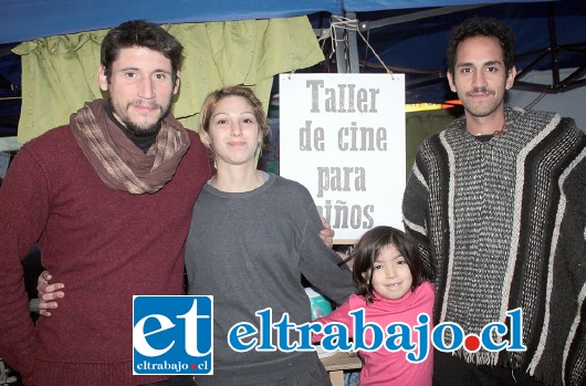 LOCOS POR EL CINE.- Ellos son Nicolás Valencia, María José Marín, su hija Rayén y Andrés Fernández, quienes están desarrollando Cine en Aconcagua.