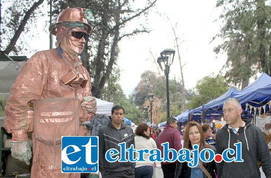 SIEMPRE COBRE.- Siempre su presencia genera gran atención en el público, pues no saben a primera vista si es una estatua, o si es un ser humano.