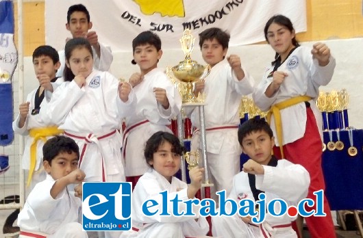 ¿QUIÉN SE ATREVE?.- Estos pequeños deportistas ya están acostumbrados a ganar copas e importantes trofeos.