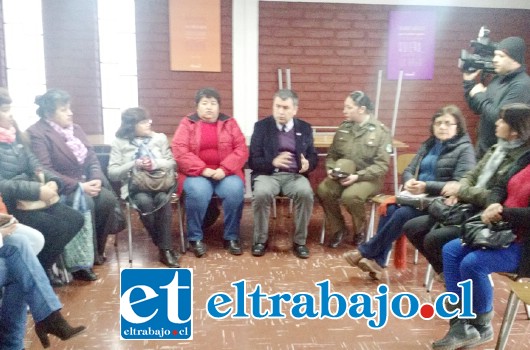 Eduardo León, gobernador de la provincia de San Felipe, junto a lideresas de la zona en el lanzamiento de la campaña ‘Juntos por un #ChileSinFemicidios’.